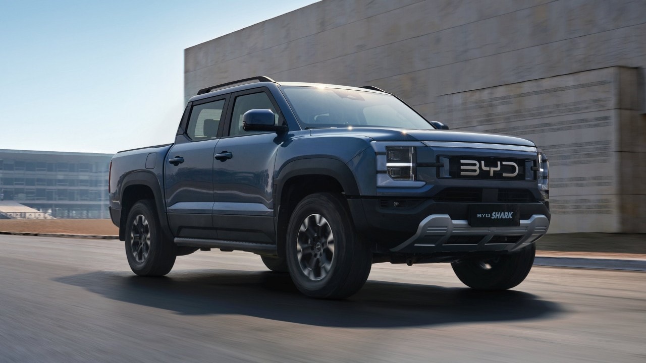 BYD Shark propone la sua ricetta per i pick-up: plug-in da 436 CV, 4x4, 90 km in elettrico