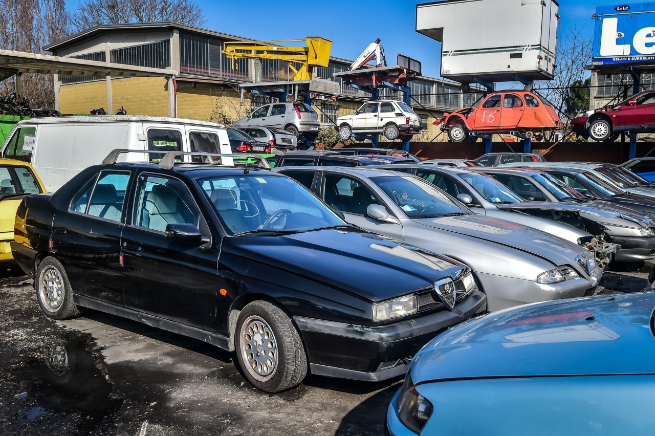 Auto, nuove regole Ue: più materiali riciclati e stop all'export di quelle da rottamare