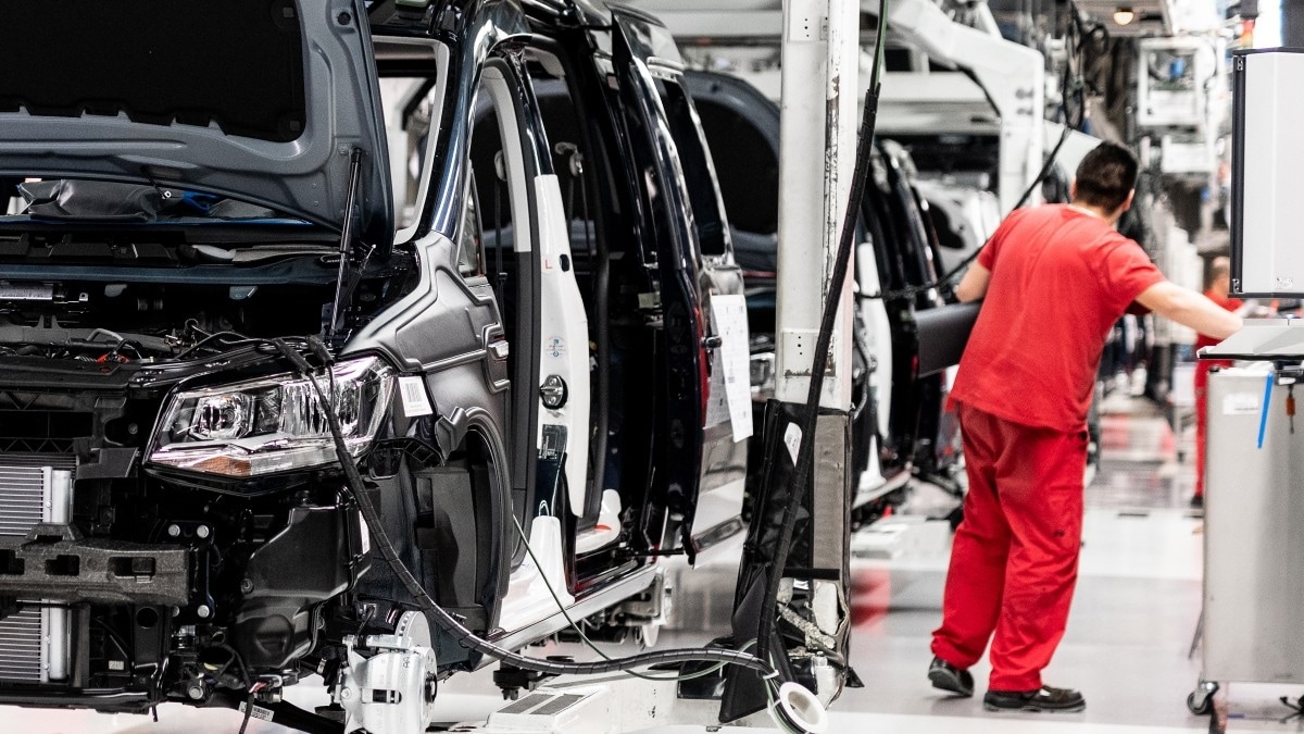 Auto, i costruttori avvertono l’UE: Made in Europe rischioso, servono modifiche
