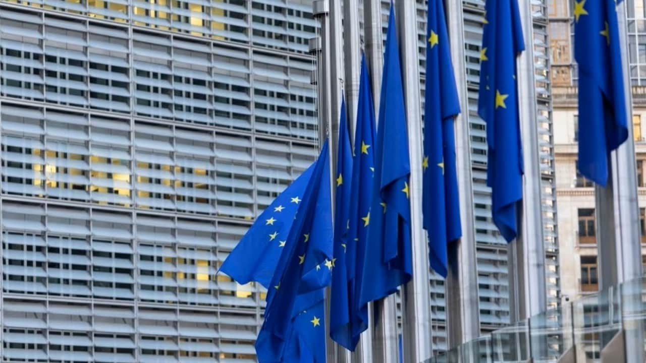 Mercedes, Stellantis e Volkswagen insieme per chiedere di cambiare le regole UE