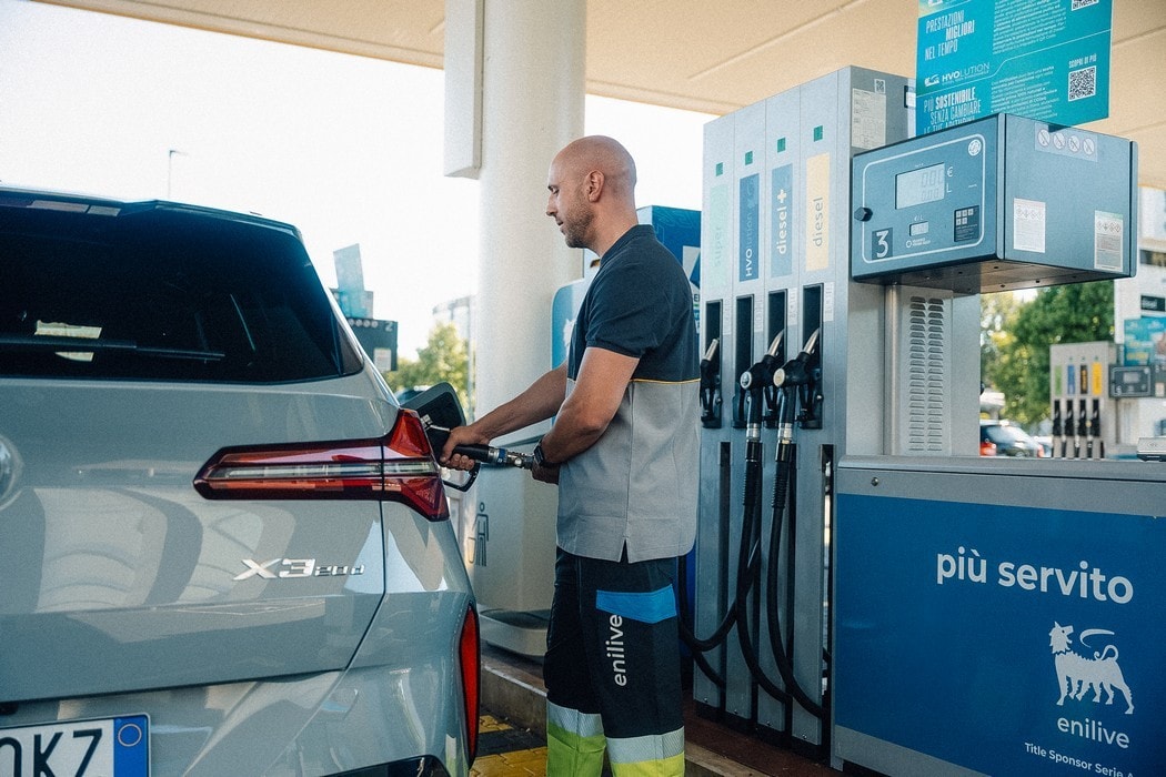 Oli esausti e grassi animali diventano carburante HVO per le flotte: la scommessa di Eni e BMW