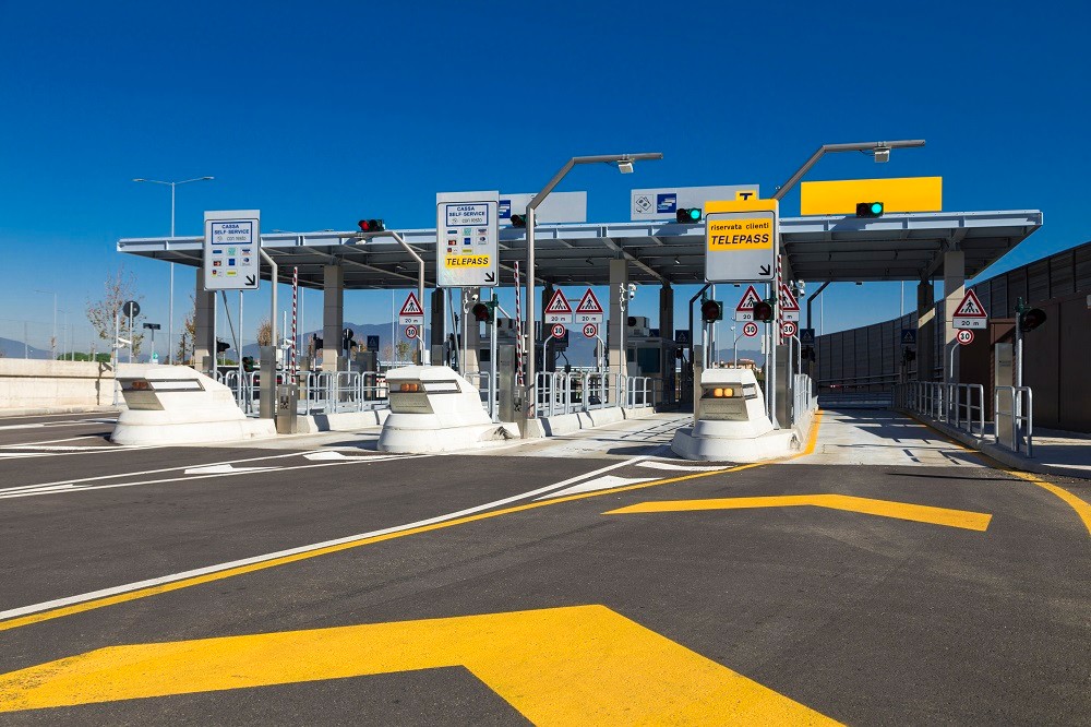 Telepass, MooneyGo o UnipolMove? Cosa guardare prima di scegliere