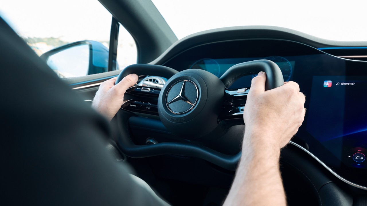 Volante a cloche e steer-by-wire: sulla EQS sparisce il collegamento meccanico con le ruote