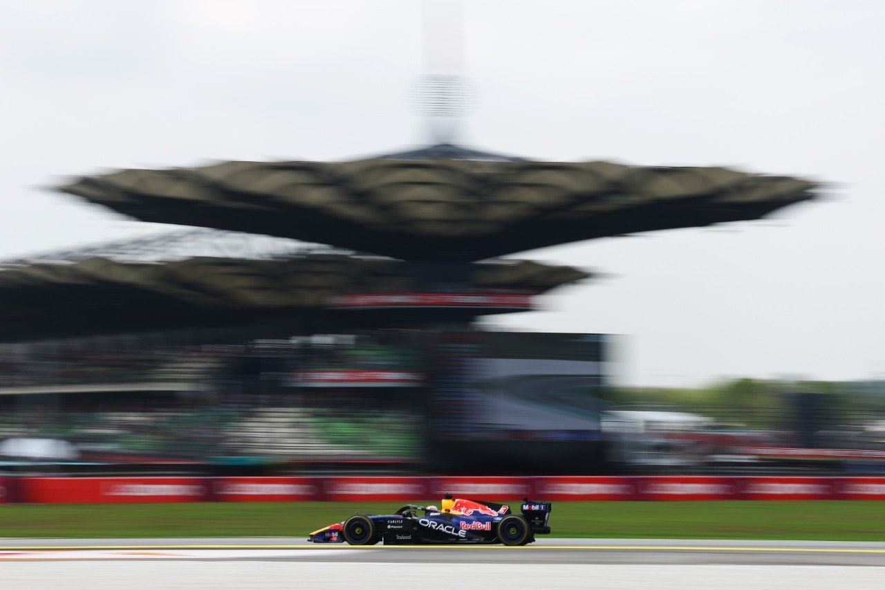 F1, GP Bahrain: Pole di Verstappen davanti a Hamilton