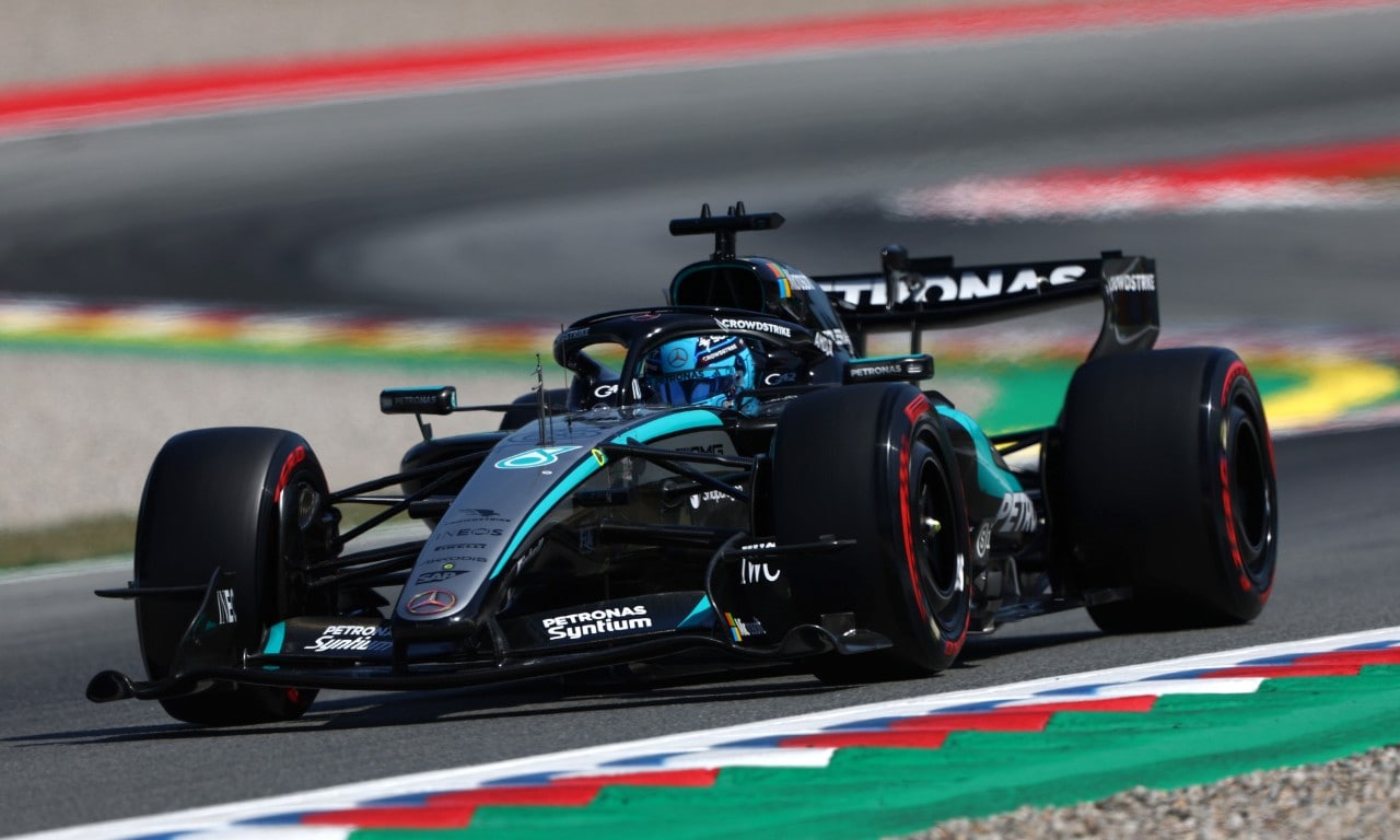F1, Barcellona: Russell in pole davanti a Hamilton. Leclerc a muro