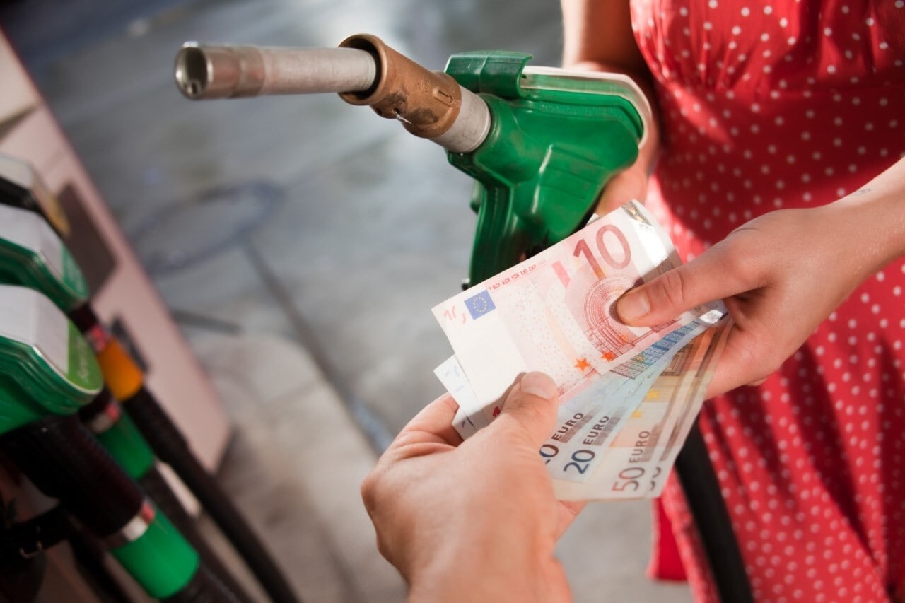 Benzina a 2 euro e petrolio oltre i 100 dollari alla vigilia dell'esodo: arriva la stangata