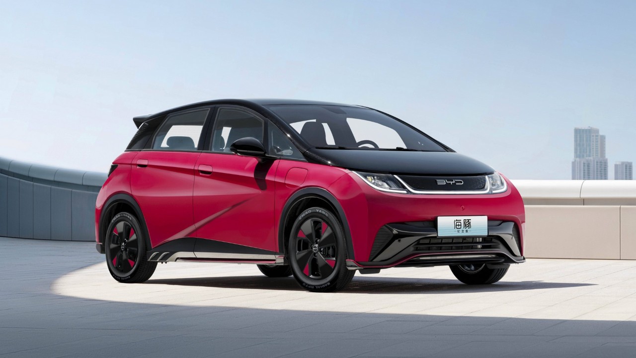 Elettrico in città, a benzina quando serve: la BYD Dolphin diventa plug-in con la DM-i