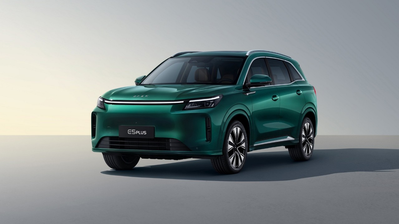 DFSK E5 Plus arriva in Italia: 7 posti, 214 CV e 1.200 km di autonomia tra elettrico e benzina