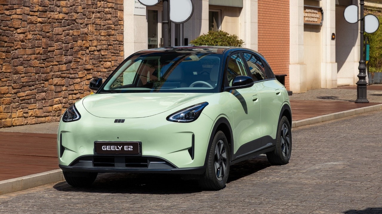 L'auto più venduta in Cina sbarca in Europa: Geely E2, prezzi e versioni per l'Italia - VIDEO