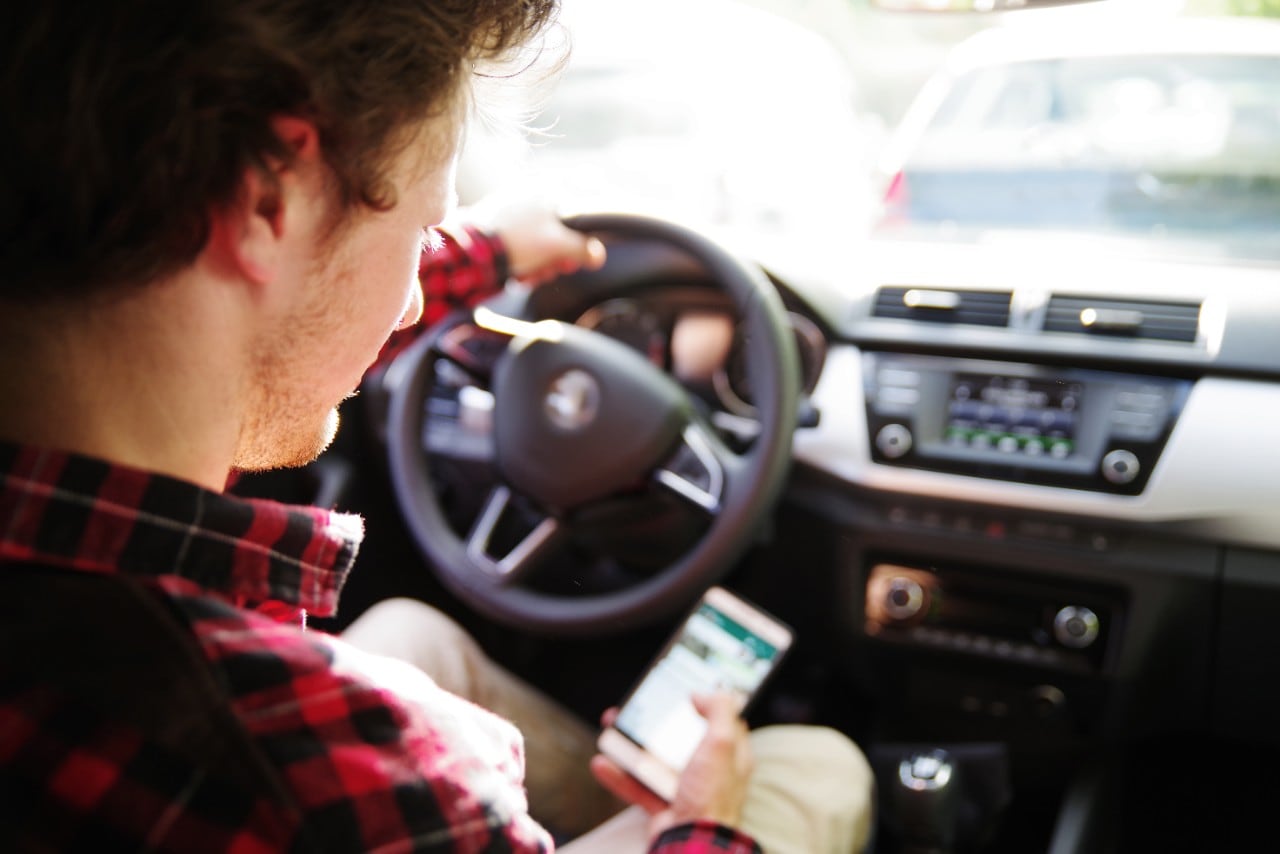 Nuovo Codice, cancellata la multa per la guida distratta: giù anche cinture e seggiolini