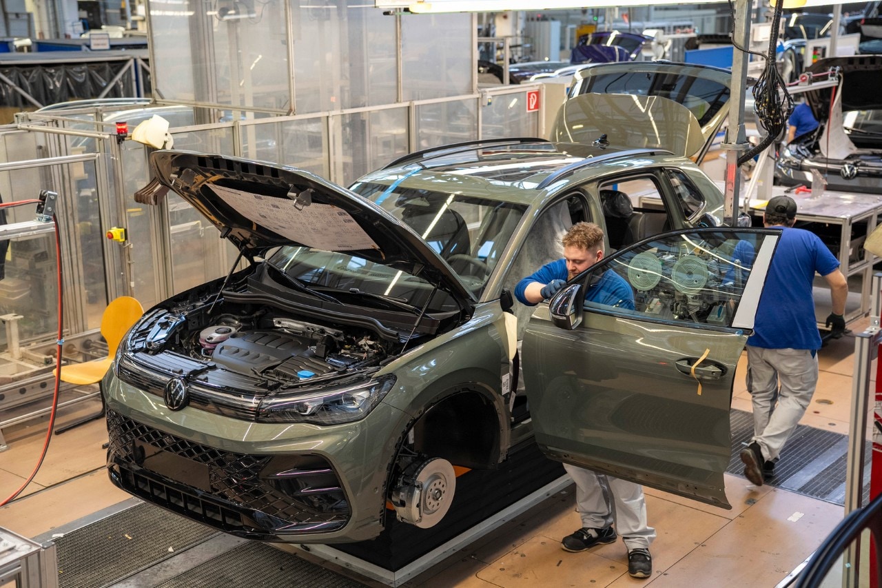 Volkswagen, 100 mila esuberi e 4 fabbriche a rischio: le indiscrezioni scuotono Wolfsburg