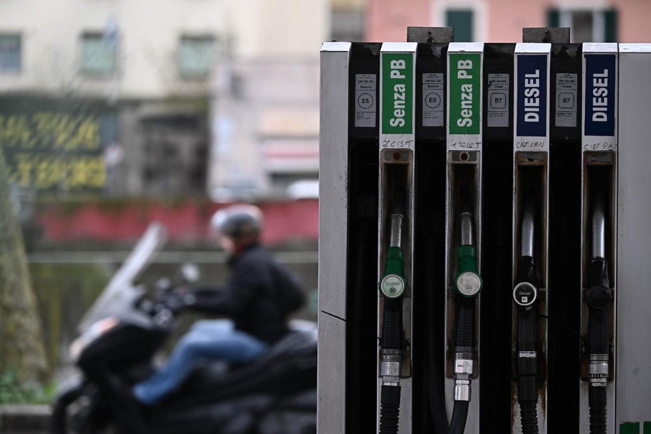Il diesel continua a scendere, la benzina risale: i nuovi prezzi dei carburanti
